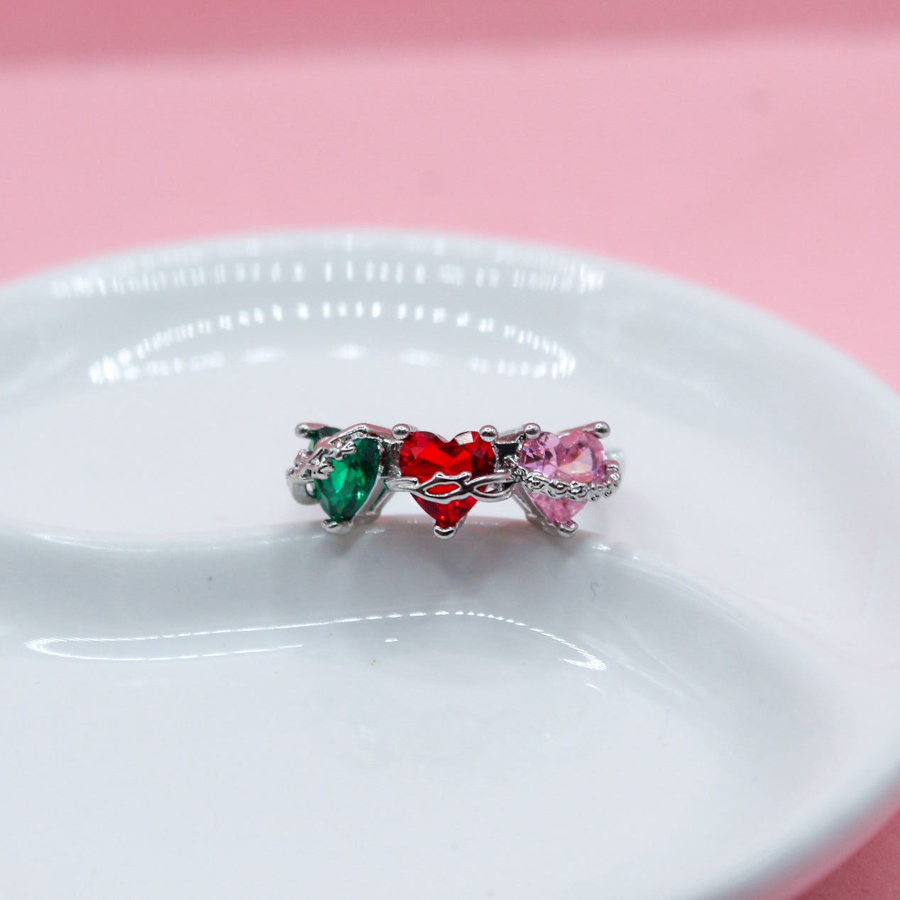 ANILLO PLATEADO CORAZONES VERDE ROJO Y ROSA