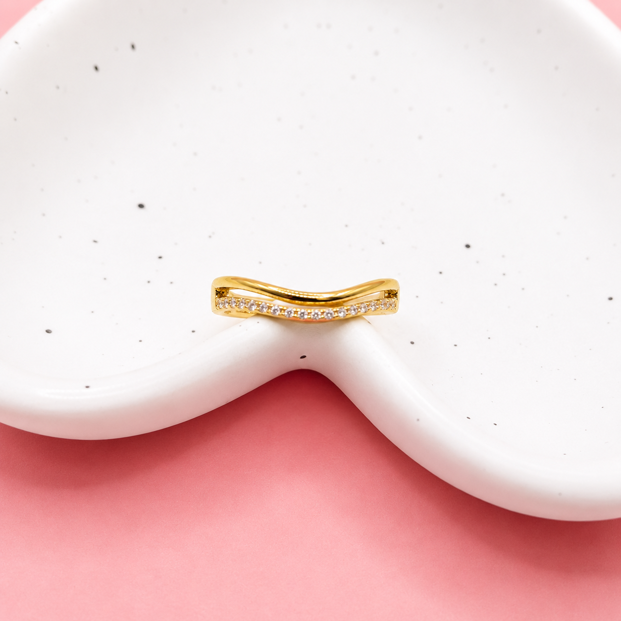 ANILLO ONDA MITAD LISA Y ZIRCONIAS