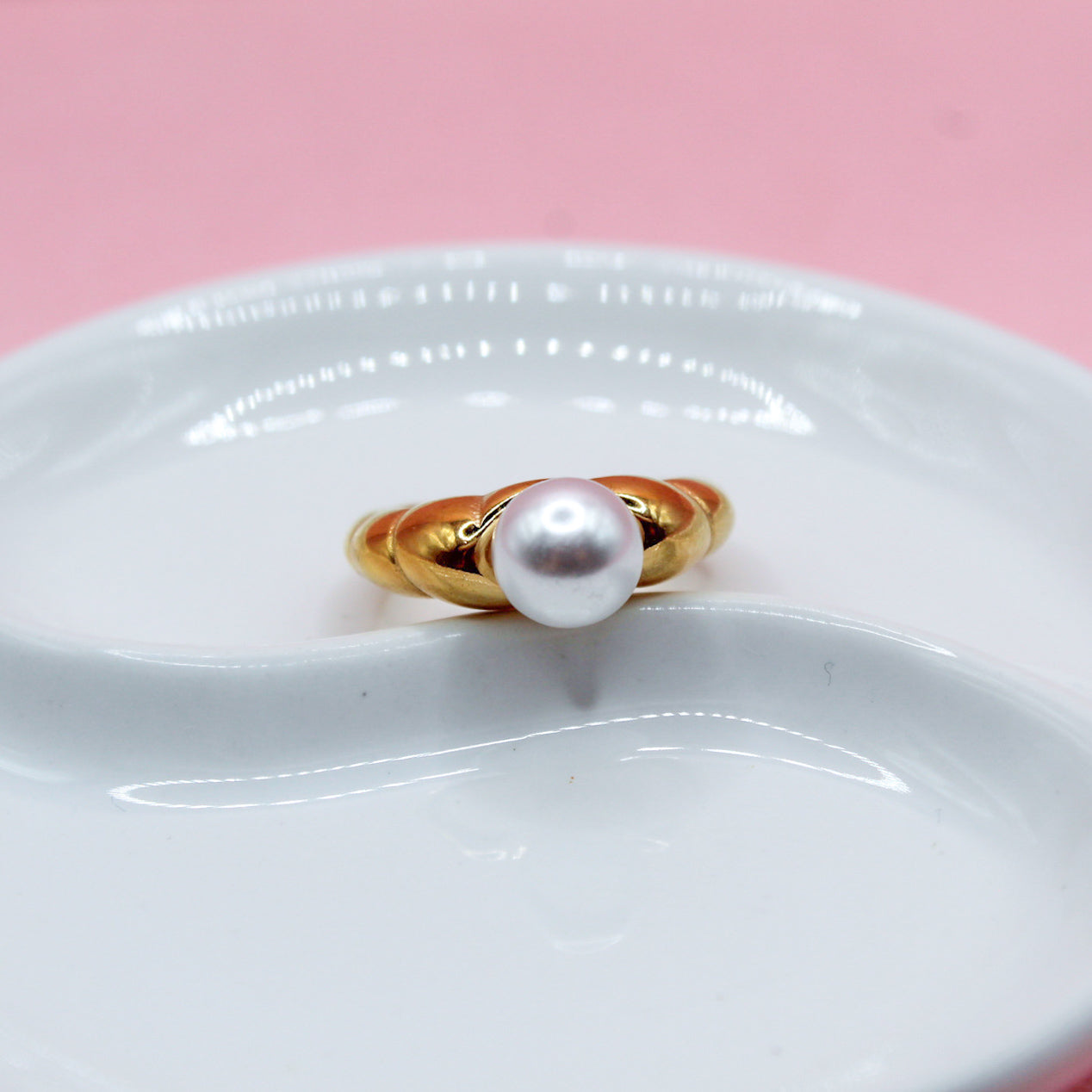 ANILLO CON PERLA REDONDA Y TEXTURA