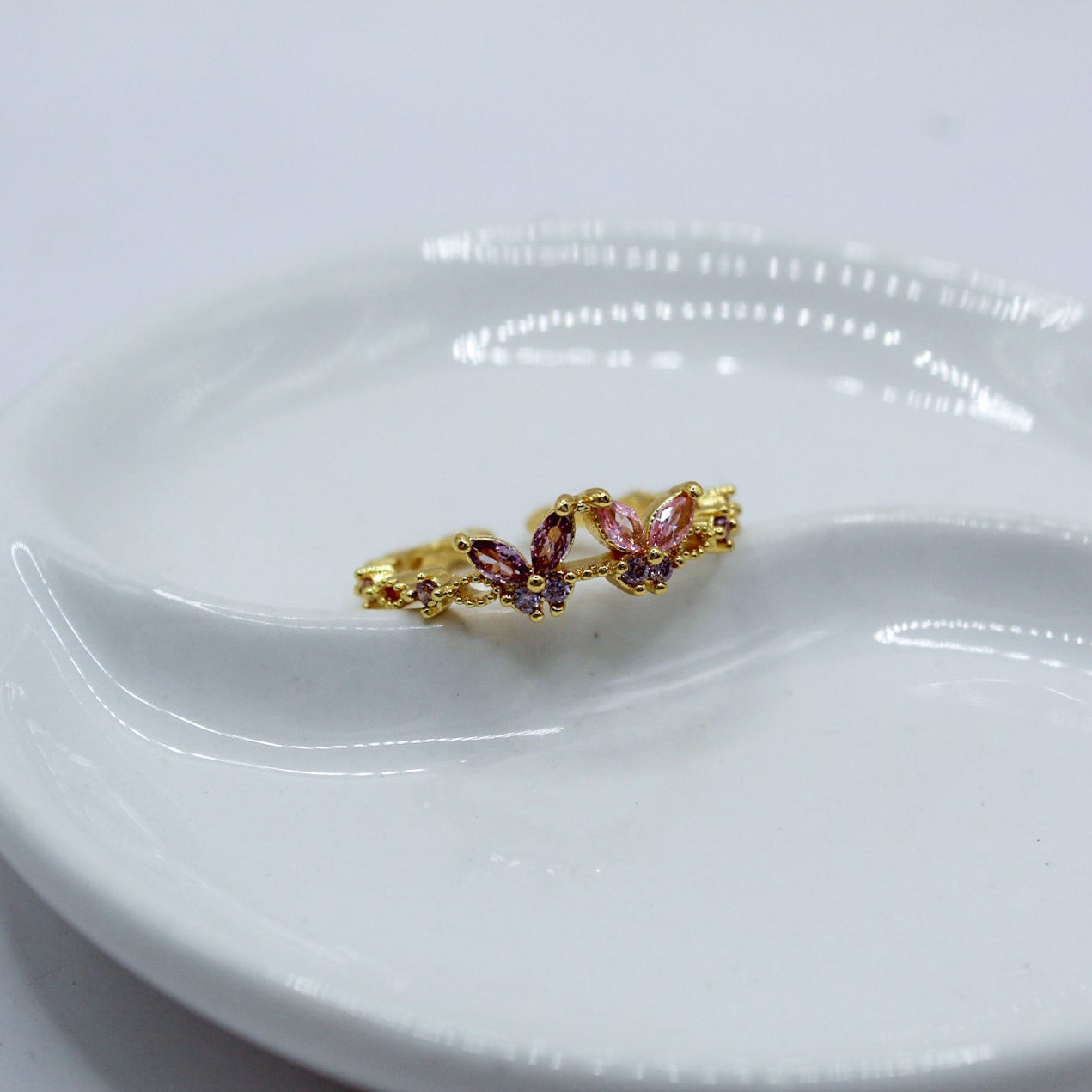 ANILLO DOS MARIPOSAS MORADA Y ROSA CON ÓVALOS HUECOS Y ZIRCONIAS COLORES