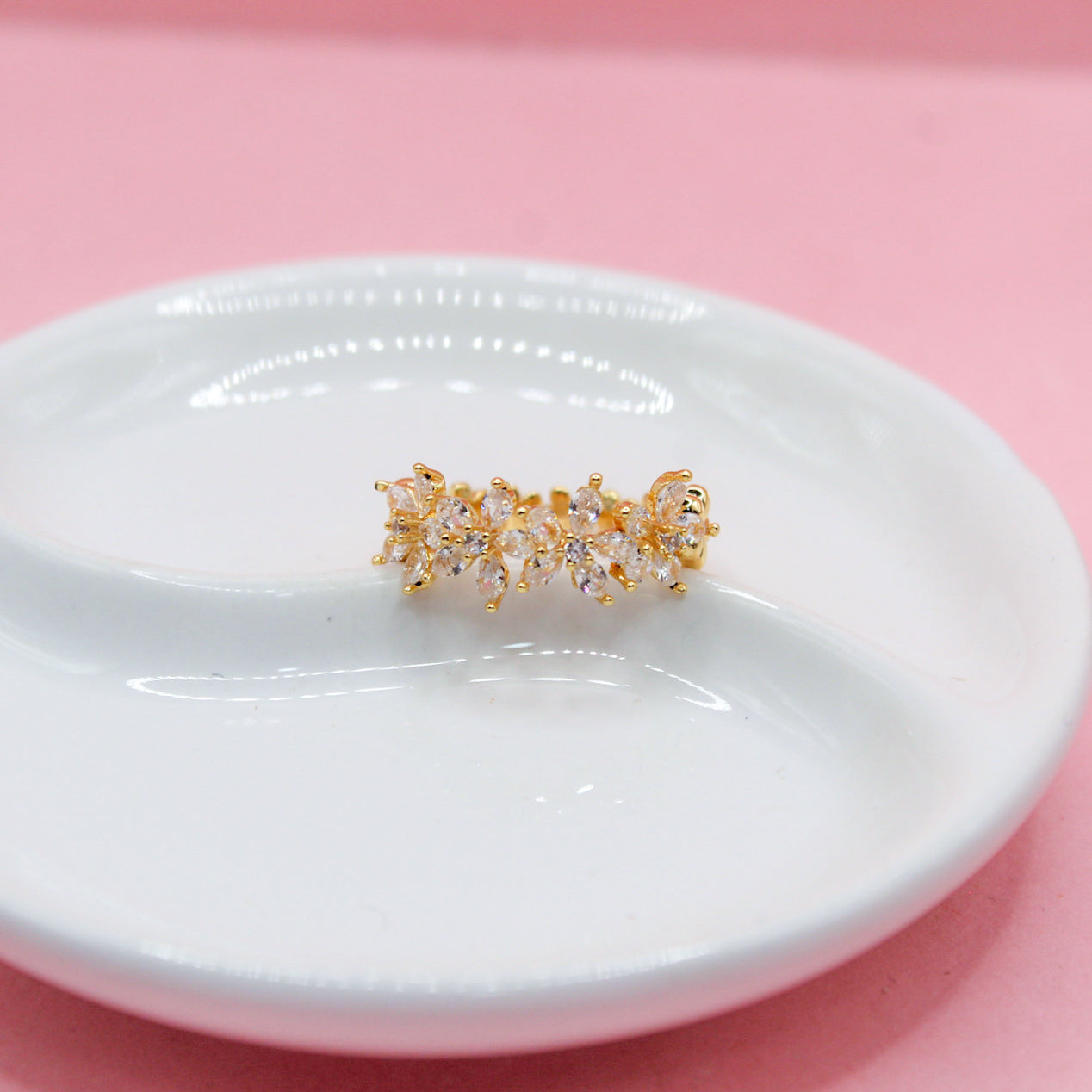 ANILLO FLORES CUATRO DE ZIRCONIAS Y LISAS