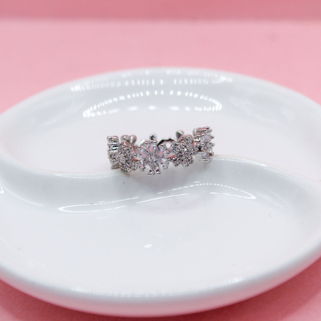 ANILLO PLATEADO FLORES ZIRCONIAS Y LISAS
