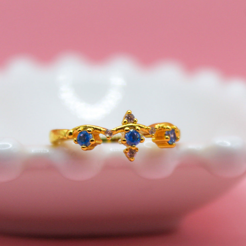 ANILLO TRES ZIRCONIAS AZULES