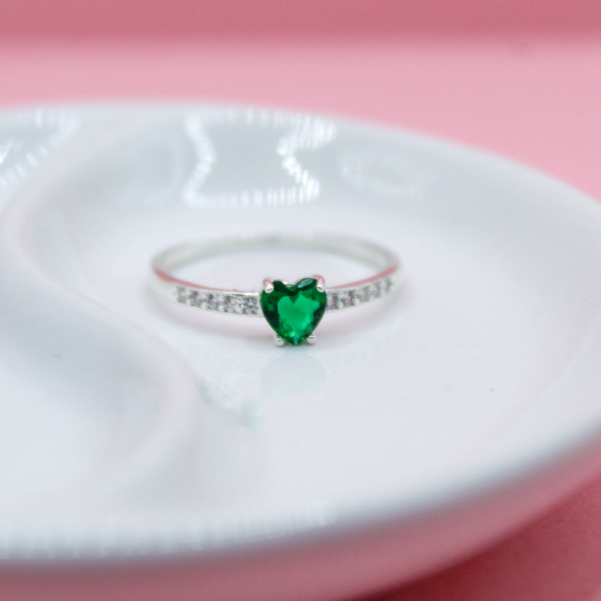 ANILLO CORAZÓN VERDE CINCO ZIRCONIAS .925