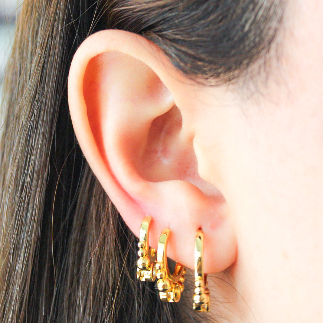 ARRACADAS ZIRCONIA BLANCA BICELADA CON BOLITAS DORADAS