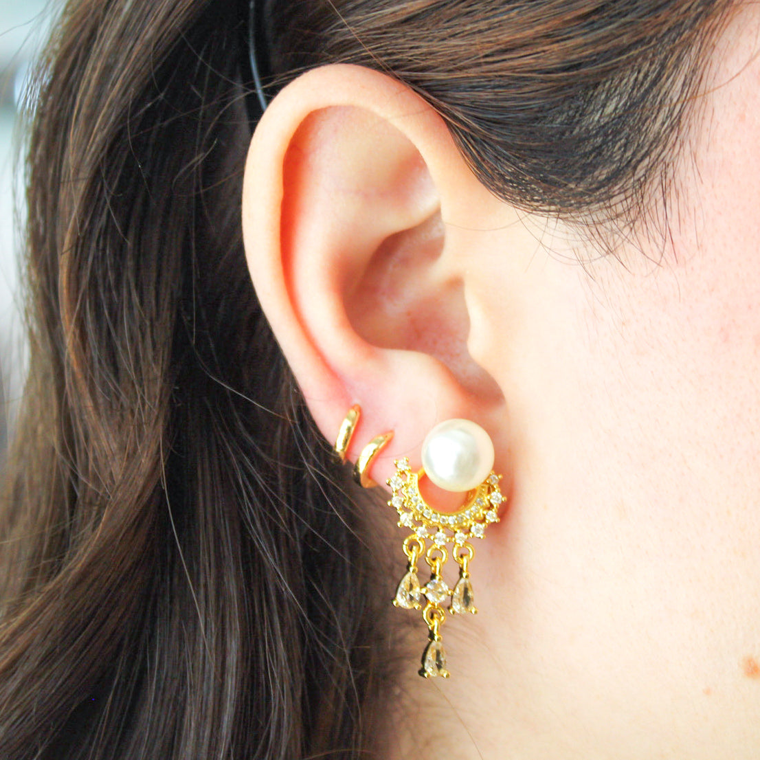 ARETES PERLA BLANCA CON ZIRCONIAS COLGANTES