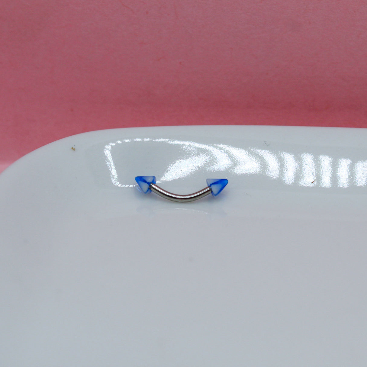 BANANA PLATEADA PICO LÍNEAS AZULES 316L