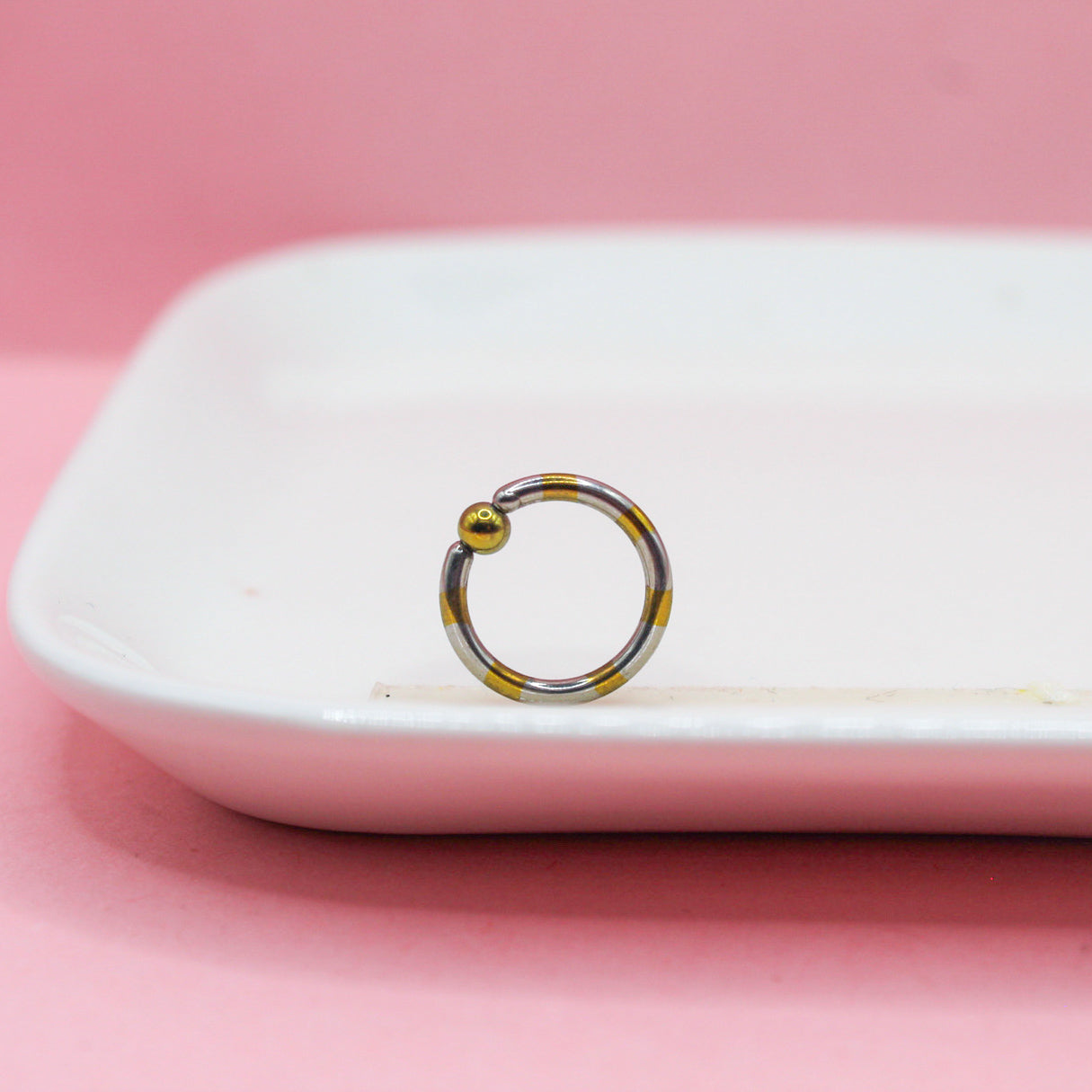 ARGOLLA PLATEADA RAYAS AMARILLAS 316L