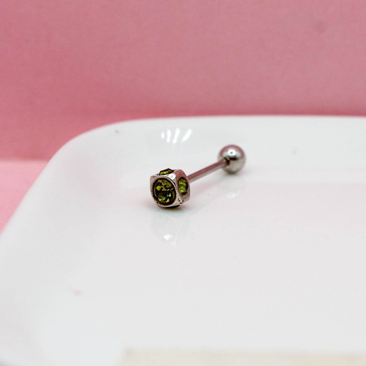 PIERCING PLATEADO RECTO CUADRADO ZIRCONIAS VERDES BOLA GRANDE 316LD