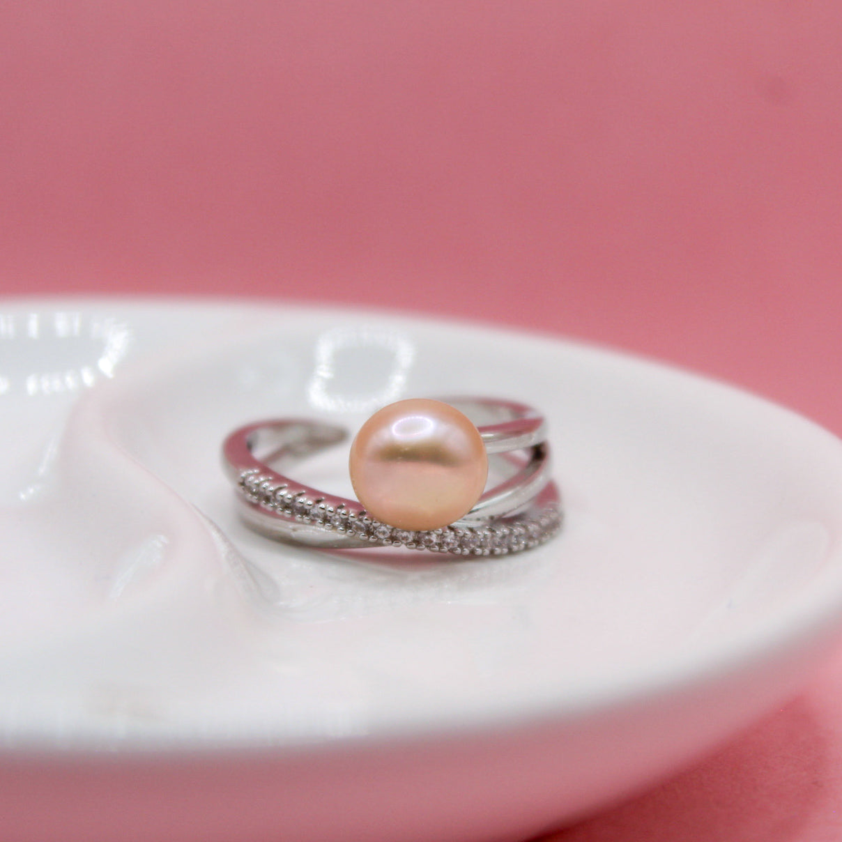 ANILLO PLATEADO CRUZADO CON PERLA ROSA