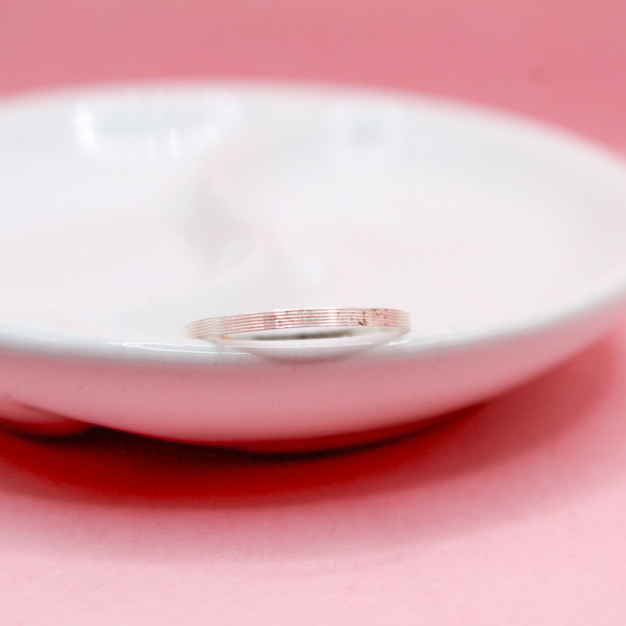 ANILLO DELGADO TEXTURA LÍNEAS .925