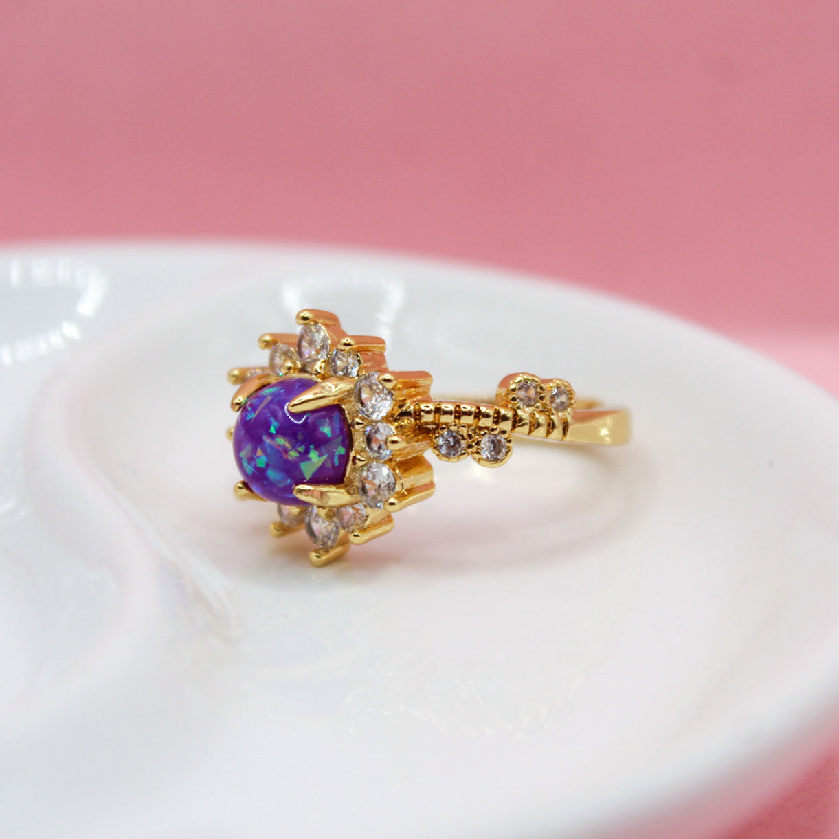 ANILLO PIEDRA MORADA CON ZIRCONIAS