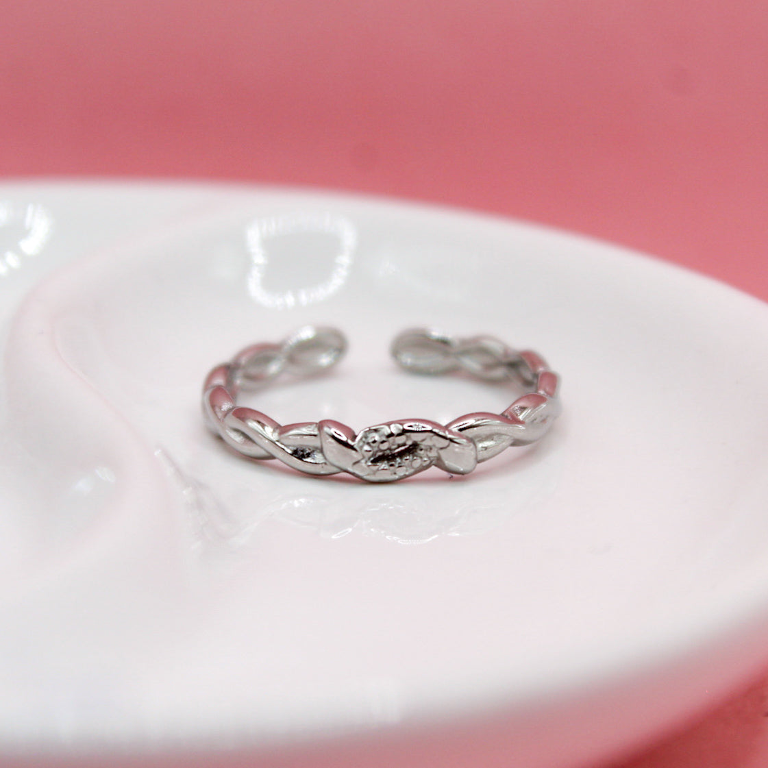 ANILLO PLATEADO TORCIDO CON ZIRCONIAS