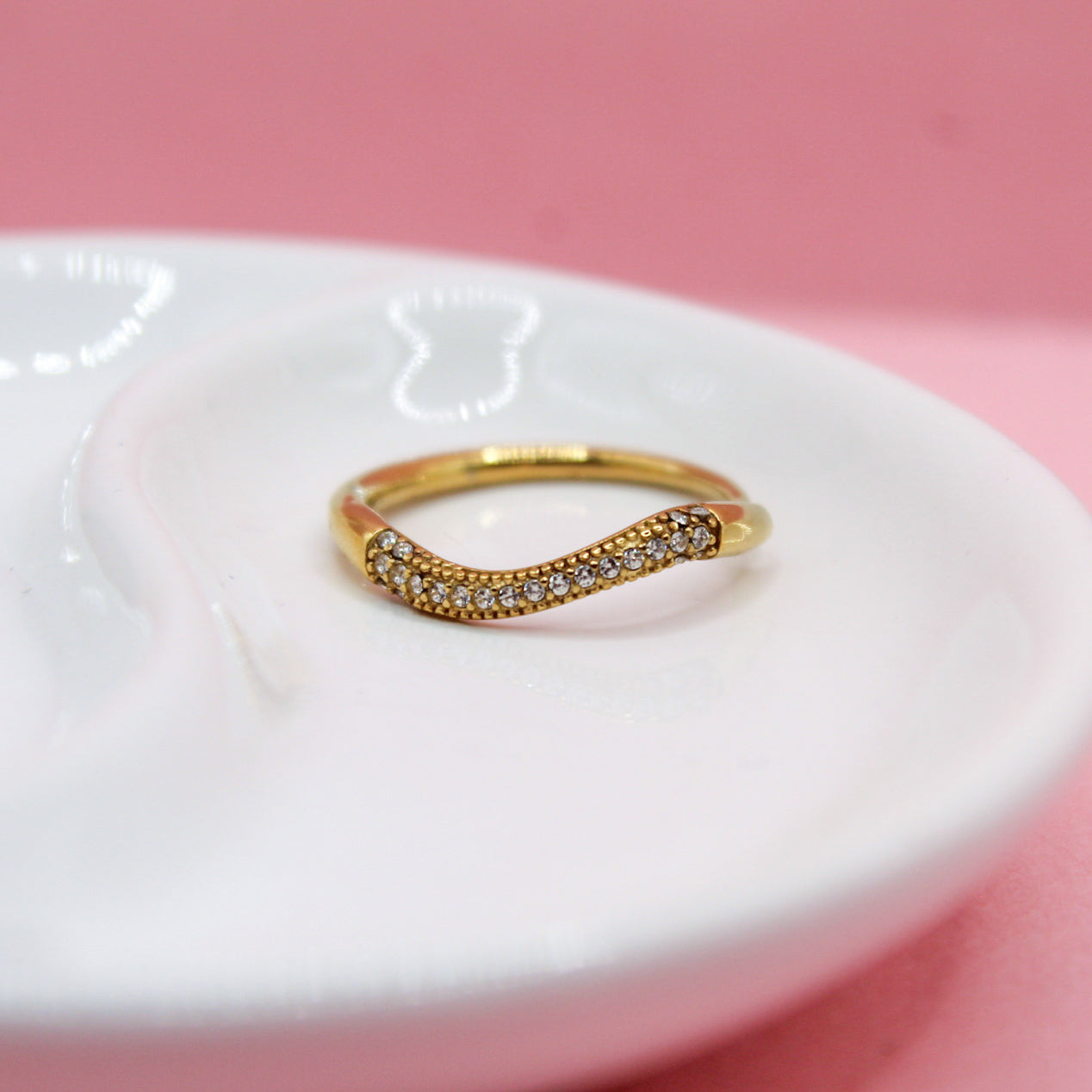 ANILLO ONDA CON ZIRCONIAS