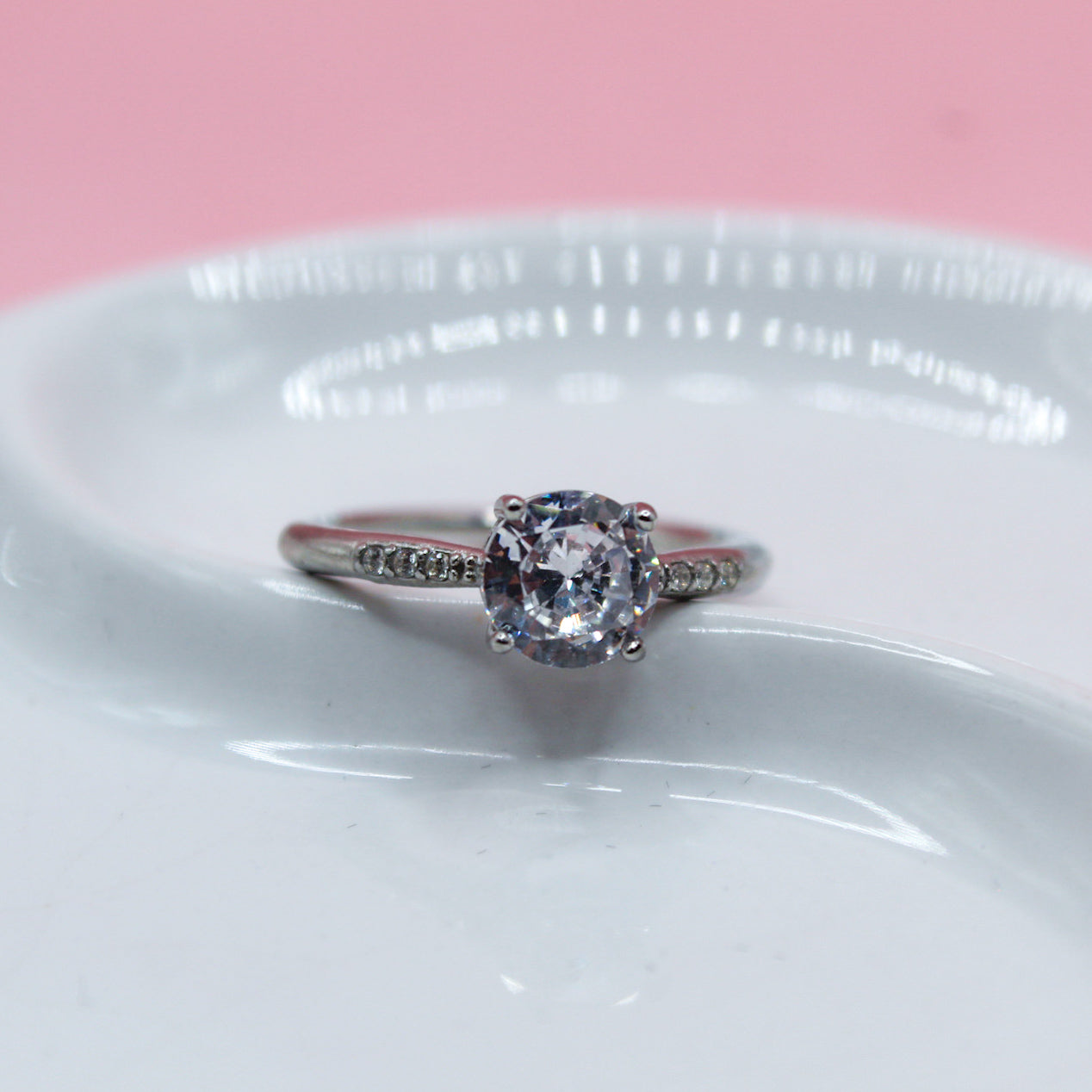 ANILLO PLATEADO ZIRCONIA REDONDA TREZ ZIRCONIAS CHICAS