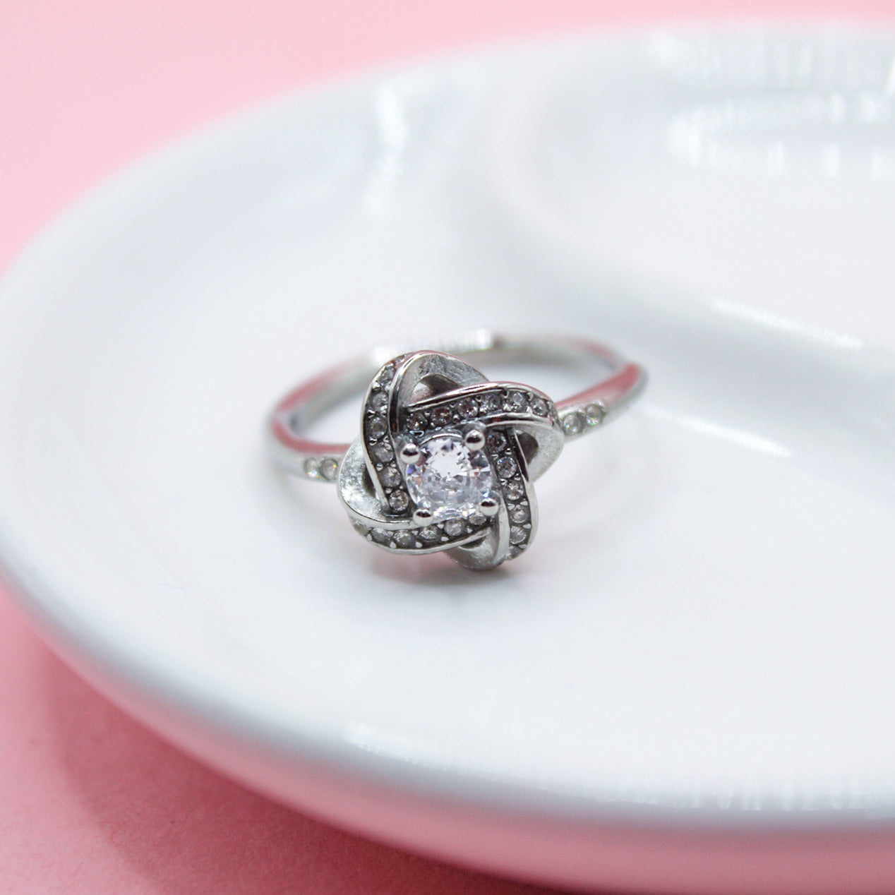 ANILLO PLATEADO NUDO ZIRCONIA EN CENTRO