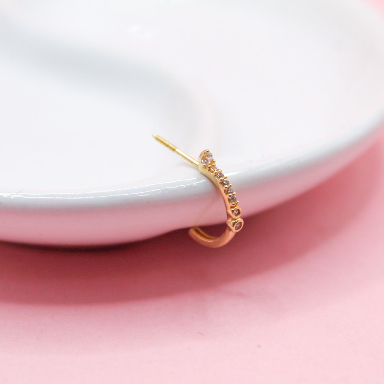 MEDIA ARRACADA MITAD ZIRCONIAS ORO JAPONES 10K