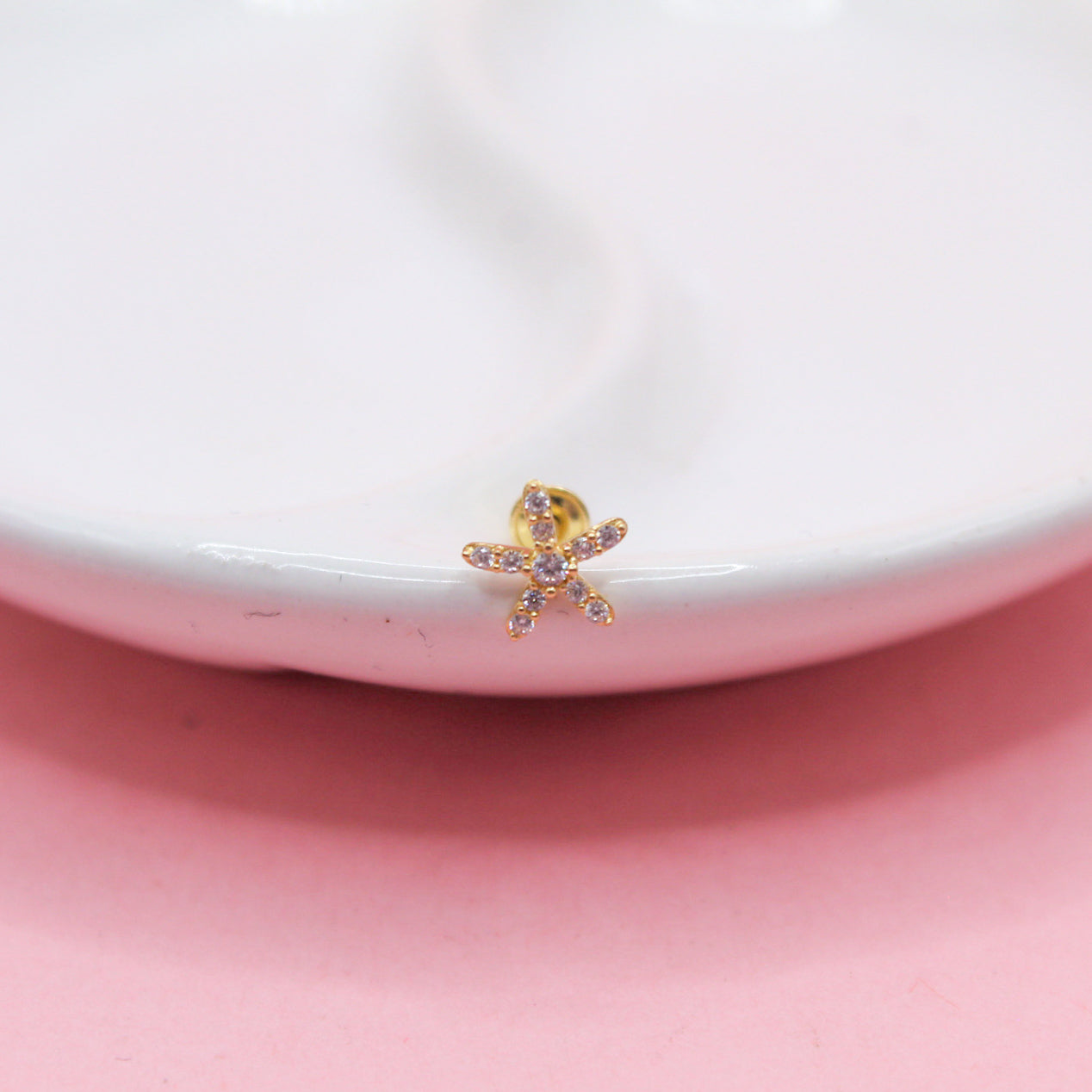 FLOR CINCO PETALOS ZIRCONIA ORO JAPONES 10K