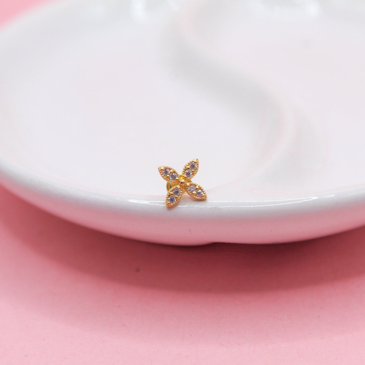 FLOR CUATRO PETALOS Y ZIRCONIAS ORO JAPONES 10K