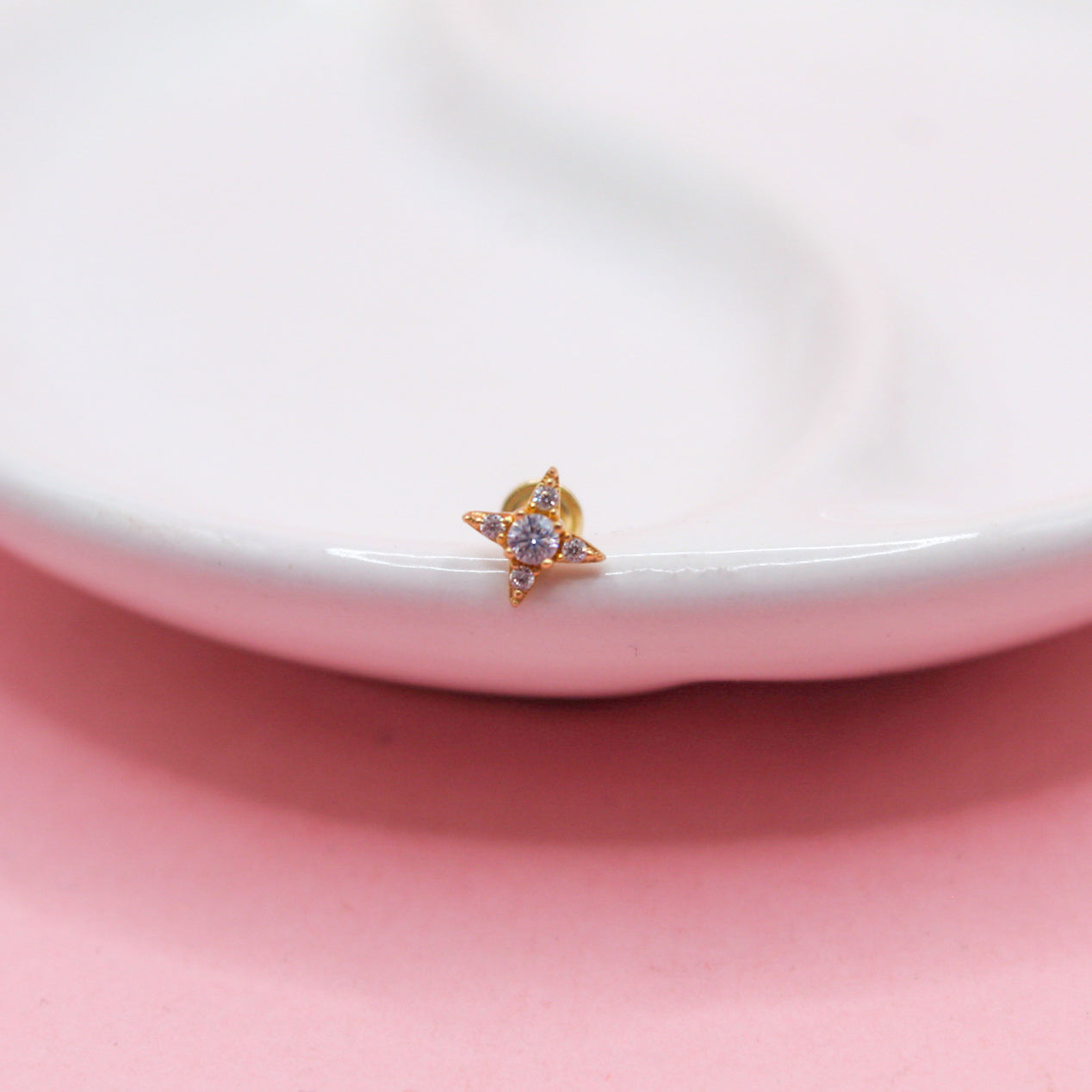 ESTRELLA CHICA CUATRO PICOS Y ZIRCONIAS ORO JAPONES 10K