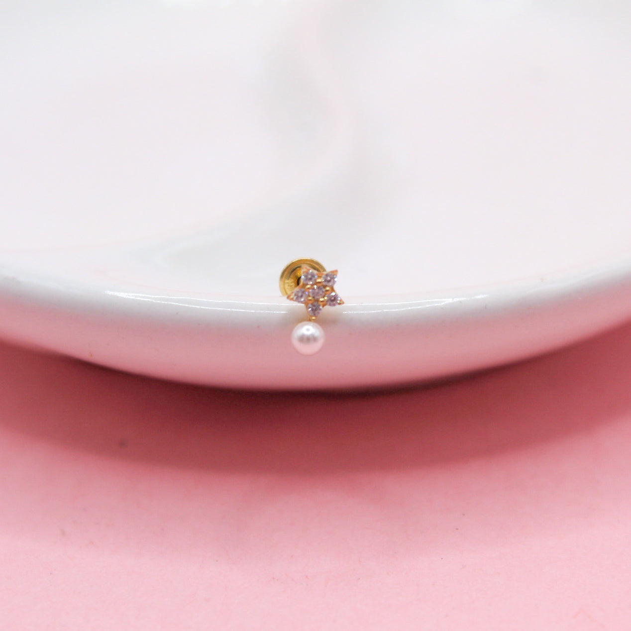 ESTRELLA CHICA ZIRCONIAS Y PERLA ORO JAPONES 10K