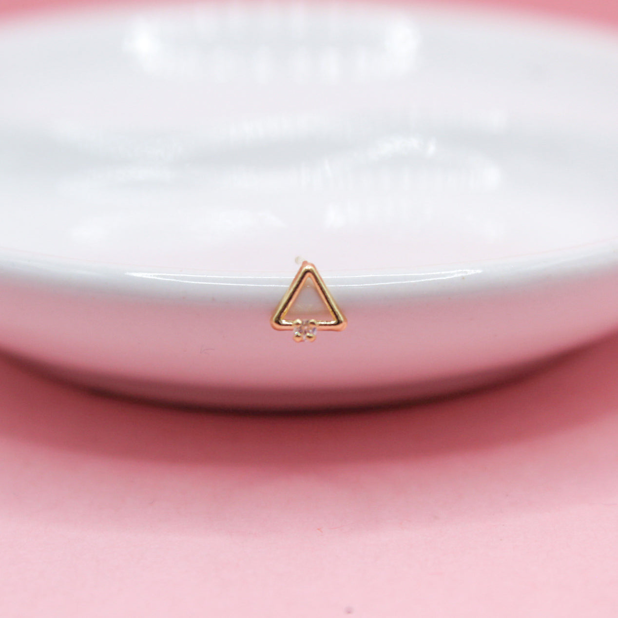 TRIANGULO CON UNA ZIRCONIA 10K