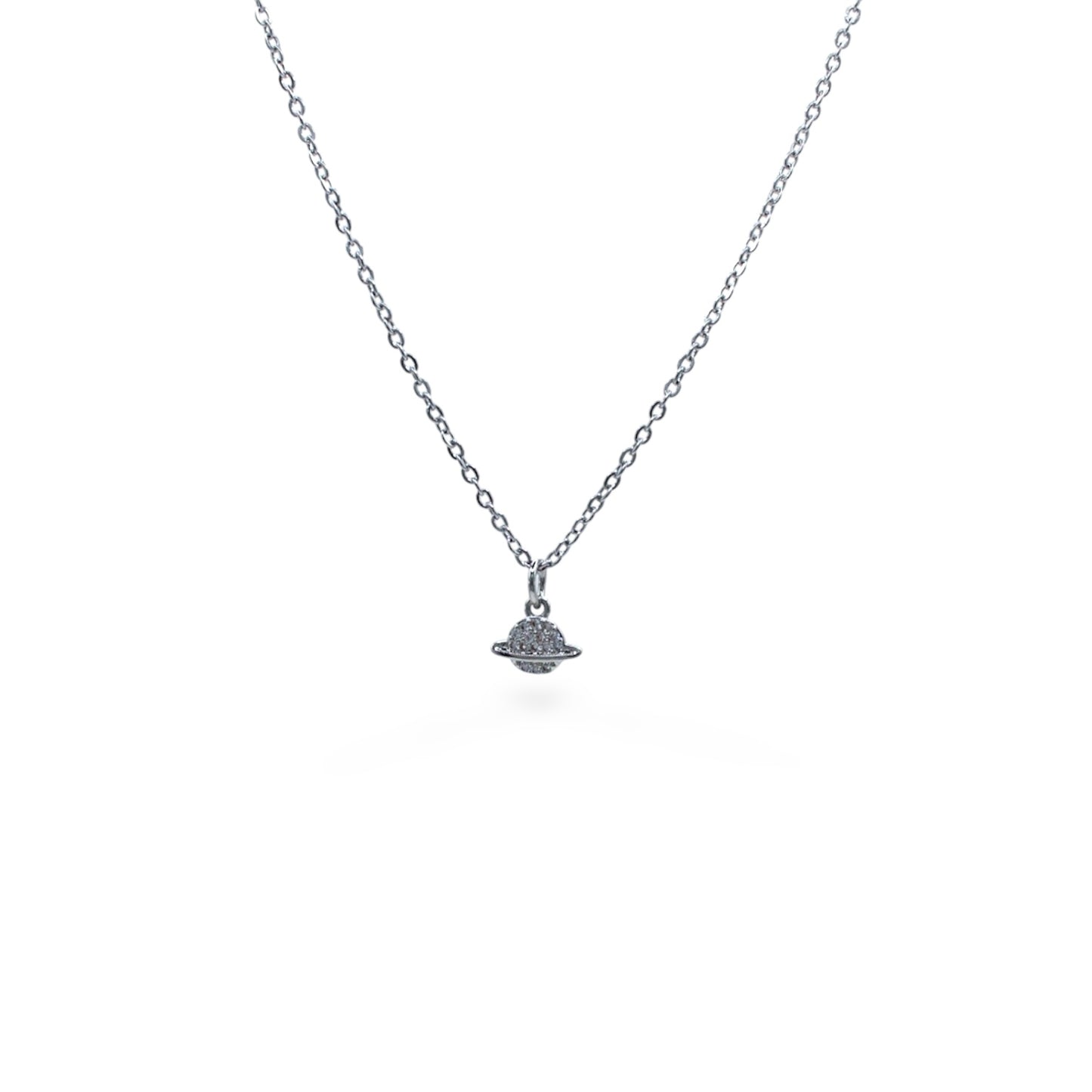 COLLAR PLATEADO DIJE SATURNO CON ZIRCONIAS