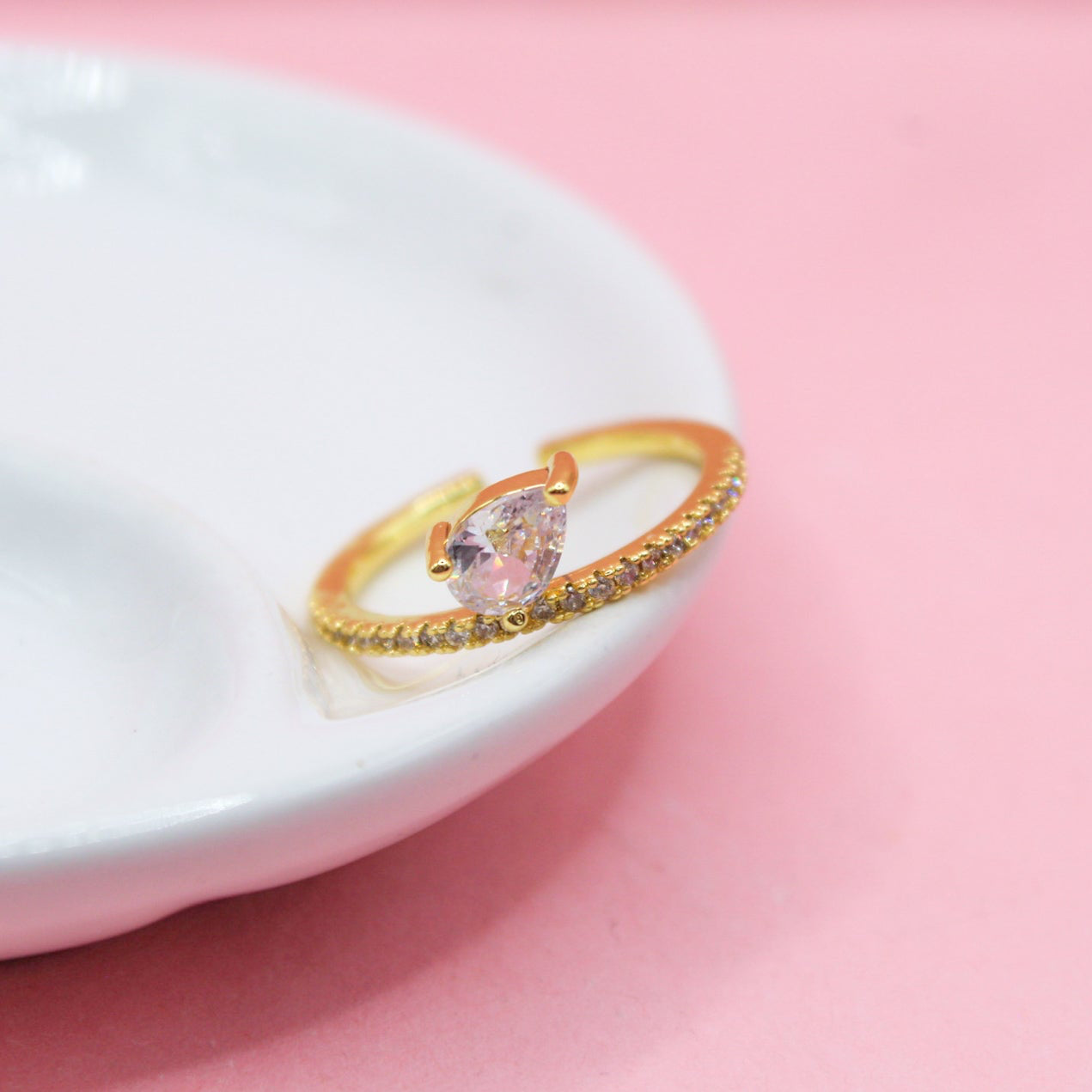 ANILLO ZIRCONIA GOTA DE LADO Y ZIRCONIAS