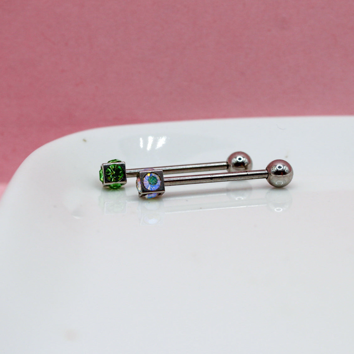 PIERCING RECTO CON CUBO Y ZIRCONIAS BOLA MEDIANA 316L