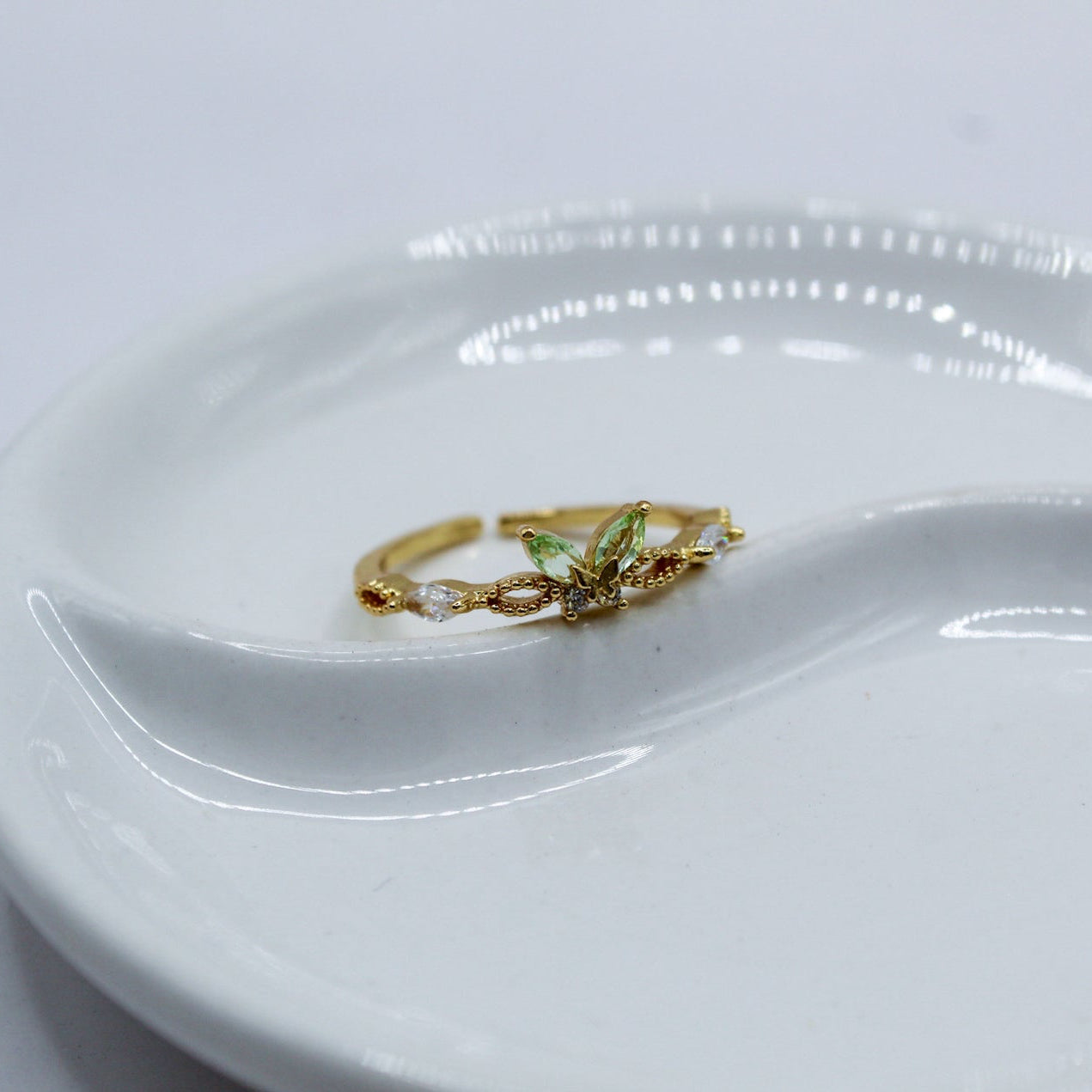 ANILLO MARIPOSA VERDE CON BLANCO OVALO HUECO Y ZIRCONIA