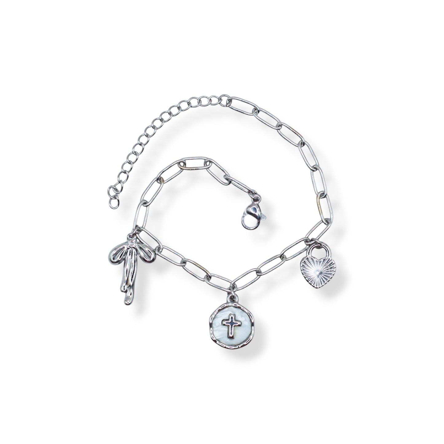 PULSERA PLATEADA CHARMS MOÑO CORAZON Y CÍRCULO BLANCO CRUZ