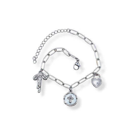 PULSERA PLATEADA CHARMS MOÑO CORAZON Y CÍRCULO BLANCO CRUZ