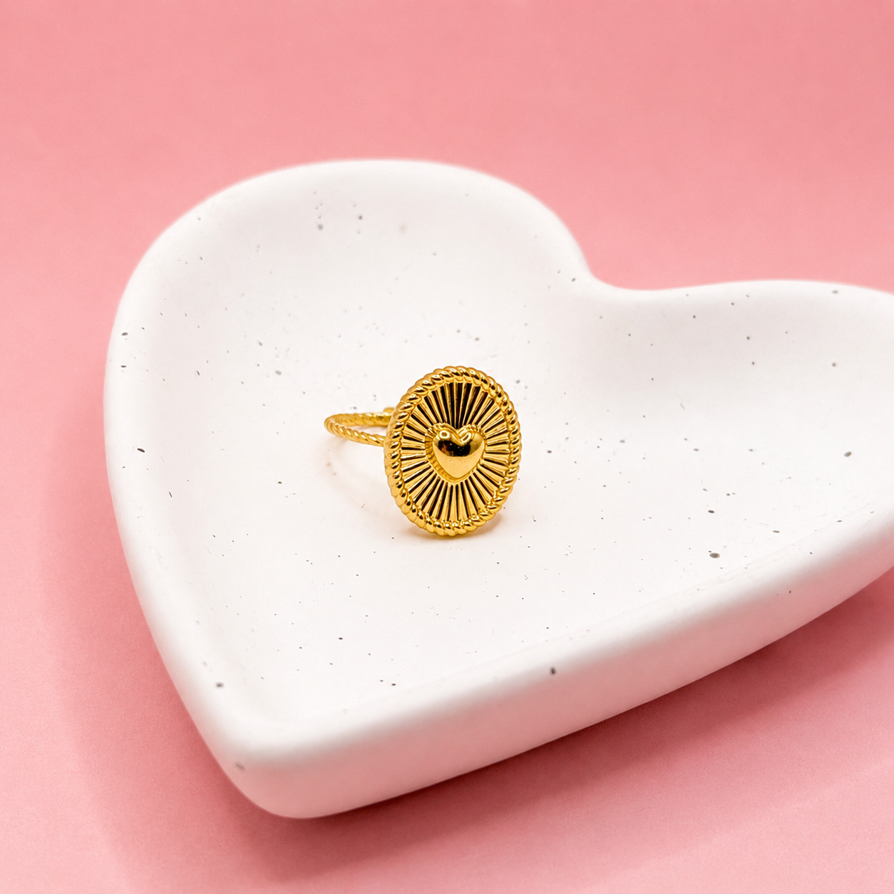 ANILLO CIRCULO LÍNEAS Y CORAZON EN EL CENTRO