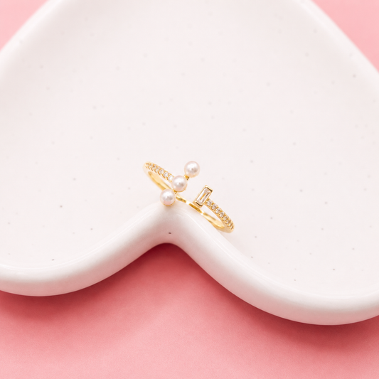 ANILLO ZIRCONIAS CON TRES PERLAS Y ZIRCONIA RECTANGULAR