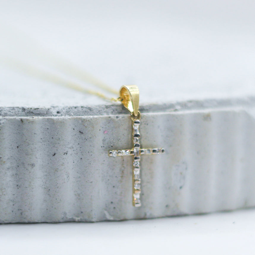 COLLAR CRUZ ZIRCONIAS ORO 10k