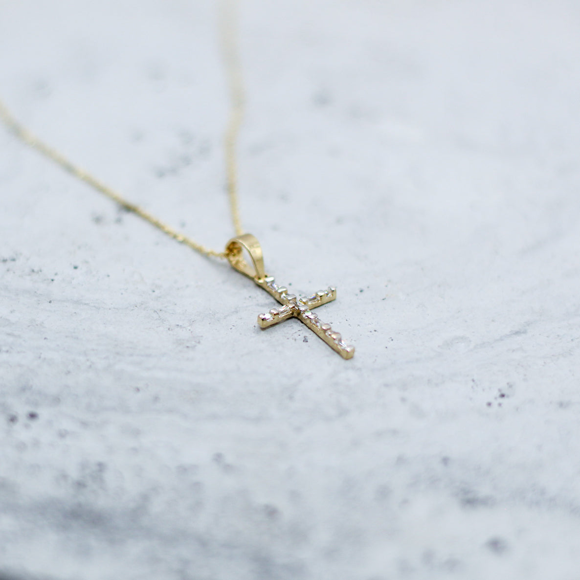 COLLAR CRUZ ZIRCONIAS ORO 10k
