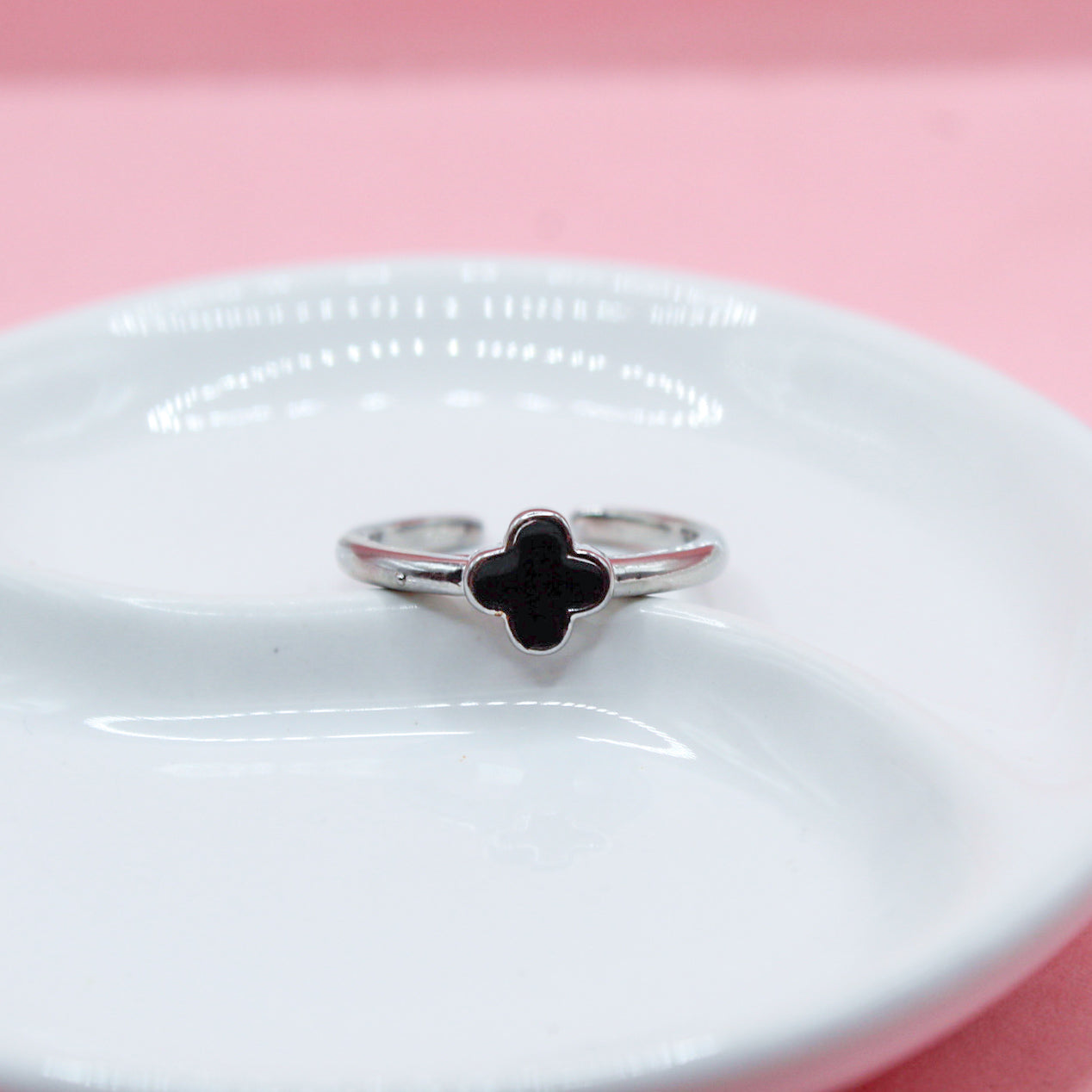 ANILLO PLATEADO TREBOL NEGRO