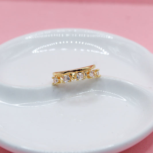 ANILLO BANDA SENCILLA Y CINCO ZIRCONIAS ROMBOS