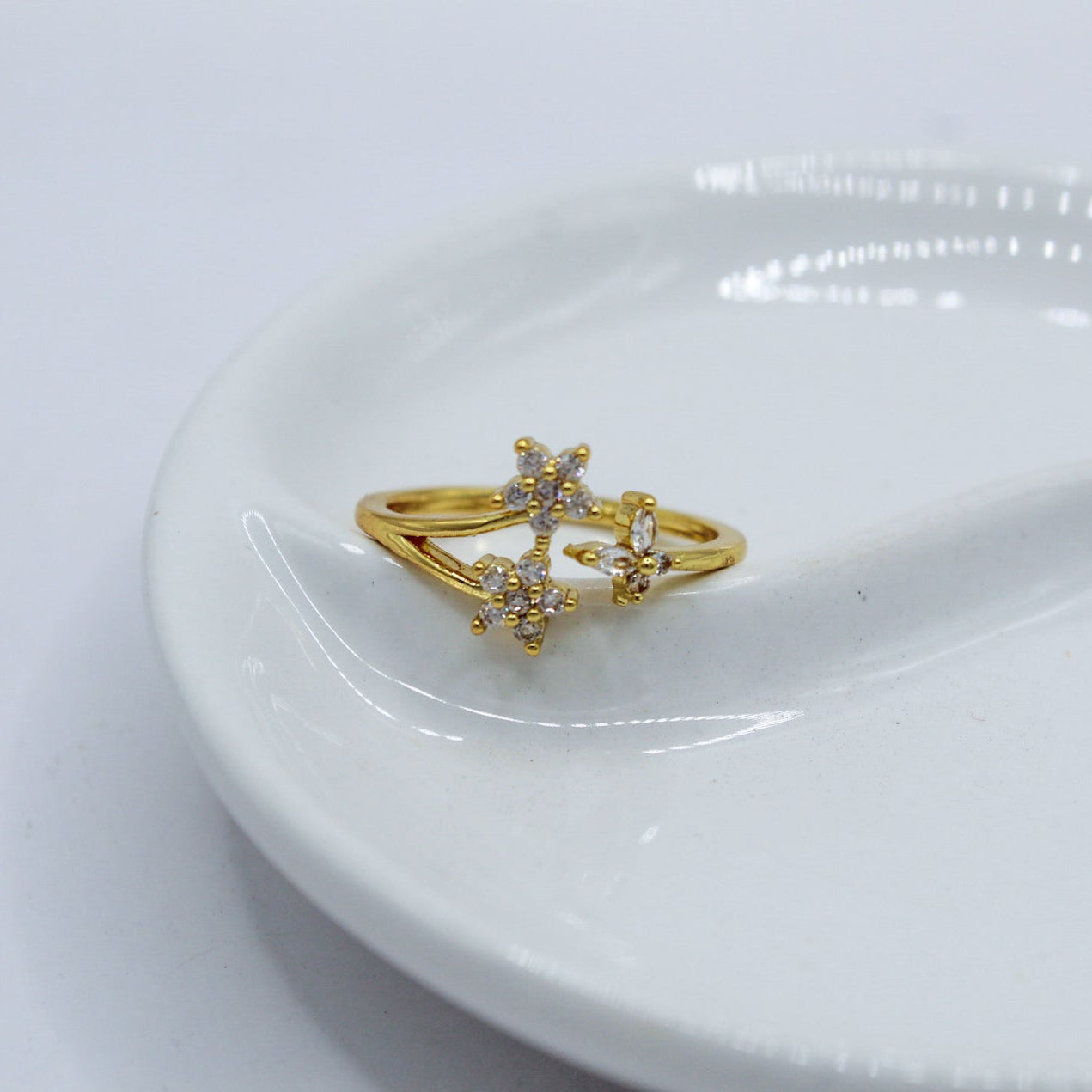 ANILLO DOS FLORES Y UNA MARIPOSA ZIRCONIAS BLANCAS