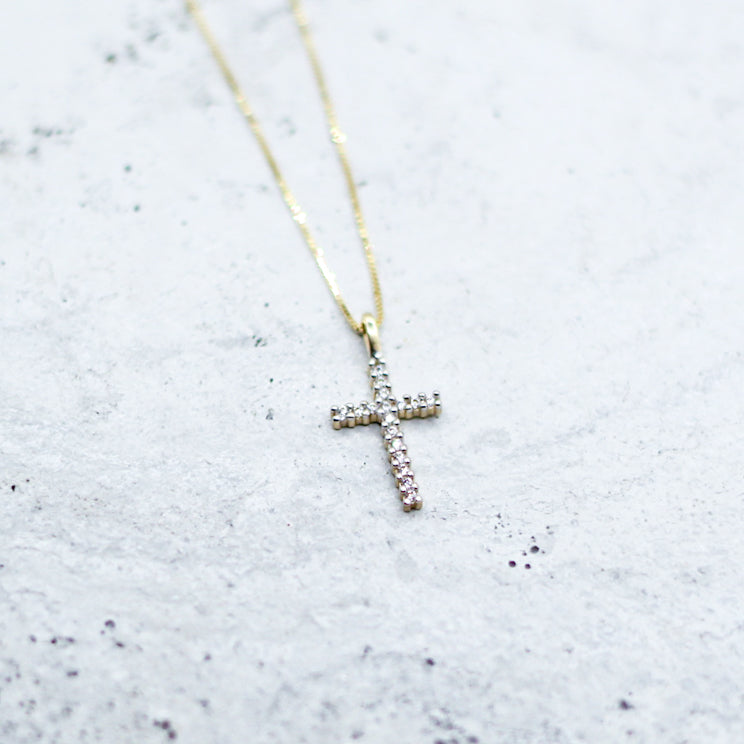 COLLAR CRUZ ZIRCONIAS PETIT ORO 10k