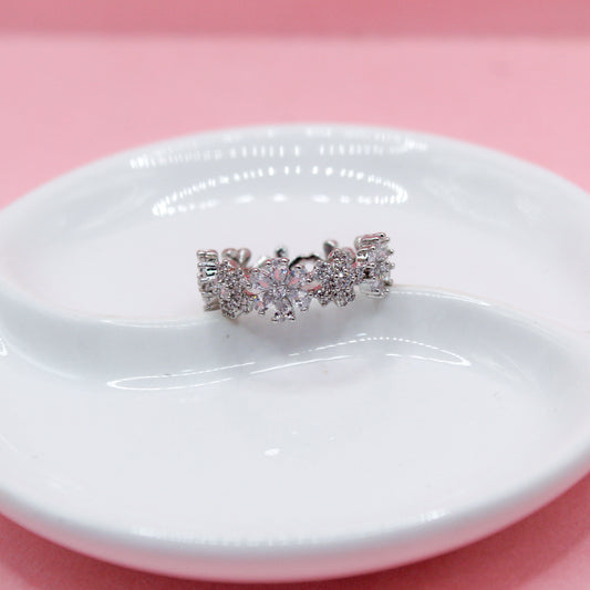 ANILLO PLATEADO FLORES ZIRCONIAS Y LISAS