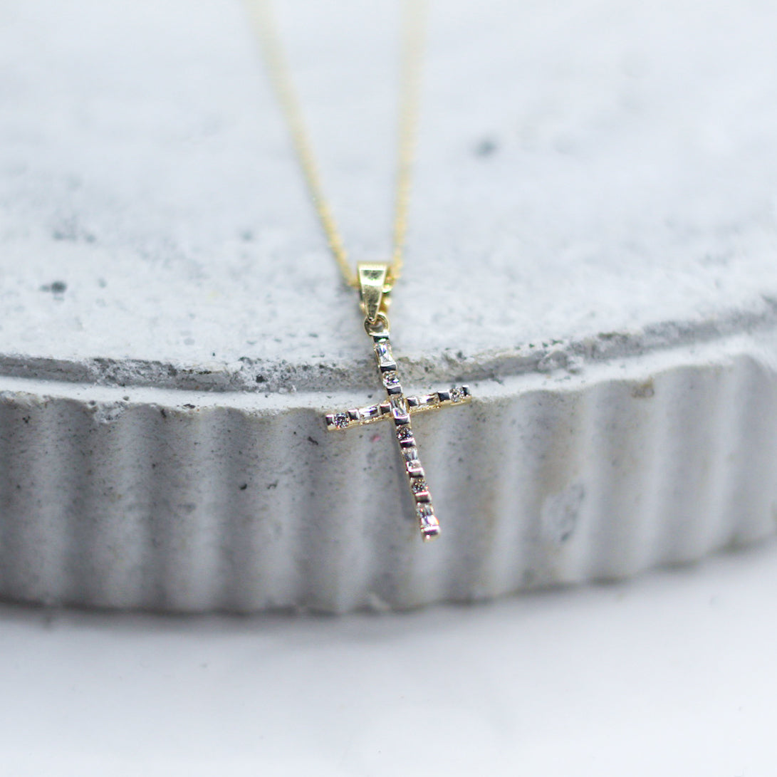 COLLAR CRUZ ZIRCONIAS ORO 10k