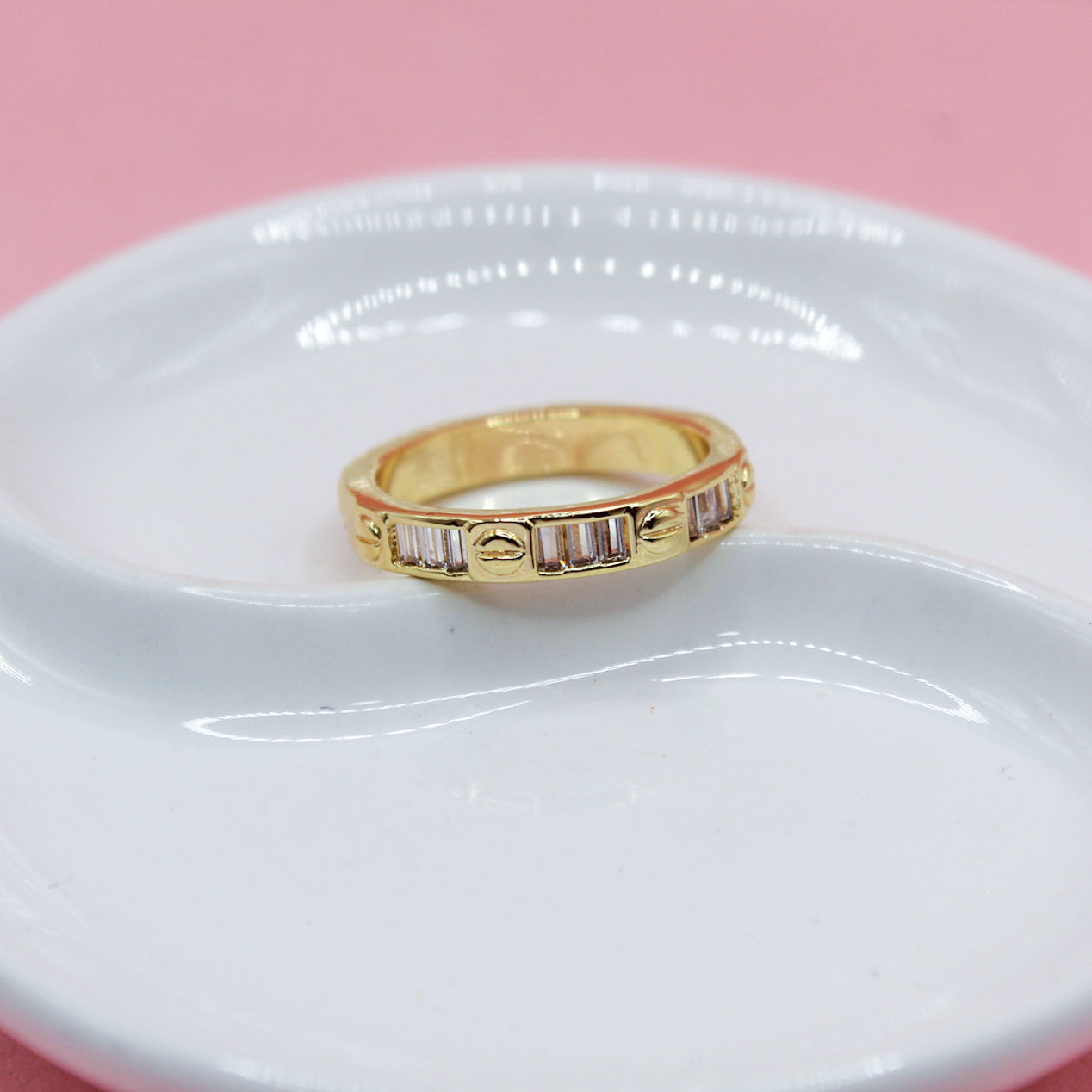 ANILLO GRUESO TIPO CARTXR Y ZIRCONIAS RECTANGULARES