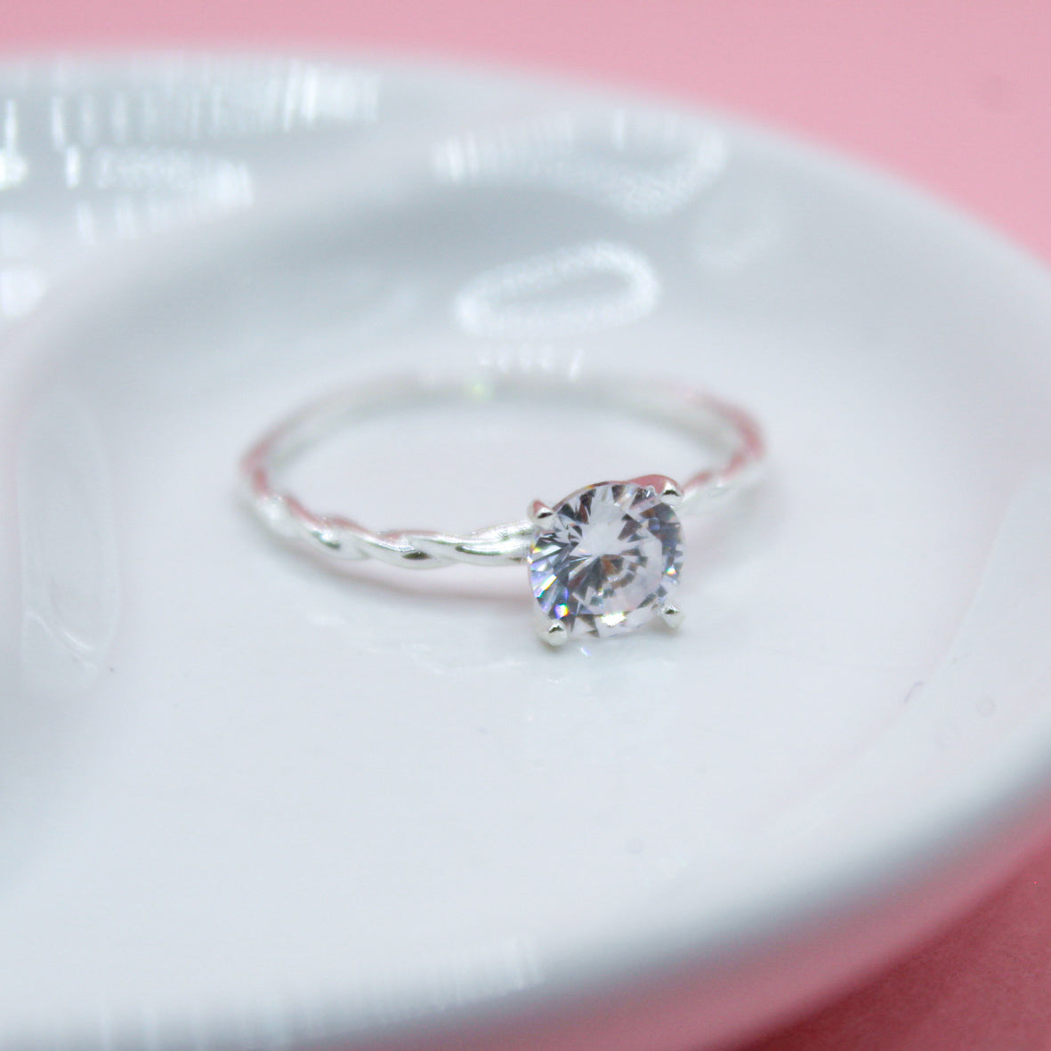 ANILLO ZIRCONIA BLANCA BANDA TORCIDA .925