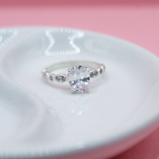 ANILLO ZIRCONIA BLANCA OVALADA CON BANDA EN CIRCULO Y ÓVALOS .925