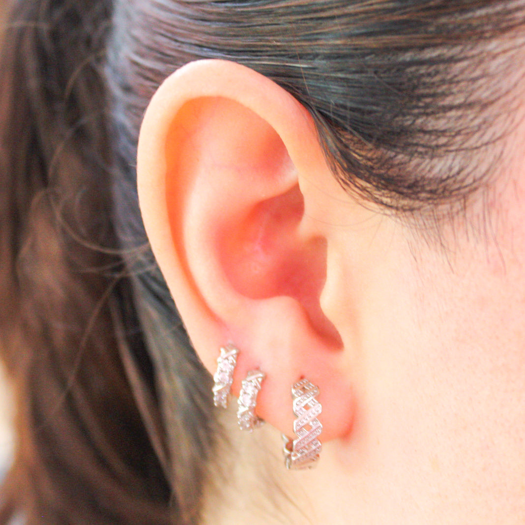 ARRACADAS BANDA ENTRELAZADA CON ZIRCONIAS