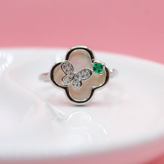 ANILLO PLATEADO TRÉBOL BLANCO CON MARIPOSA Y ZIRCONIA VERDE