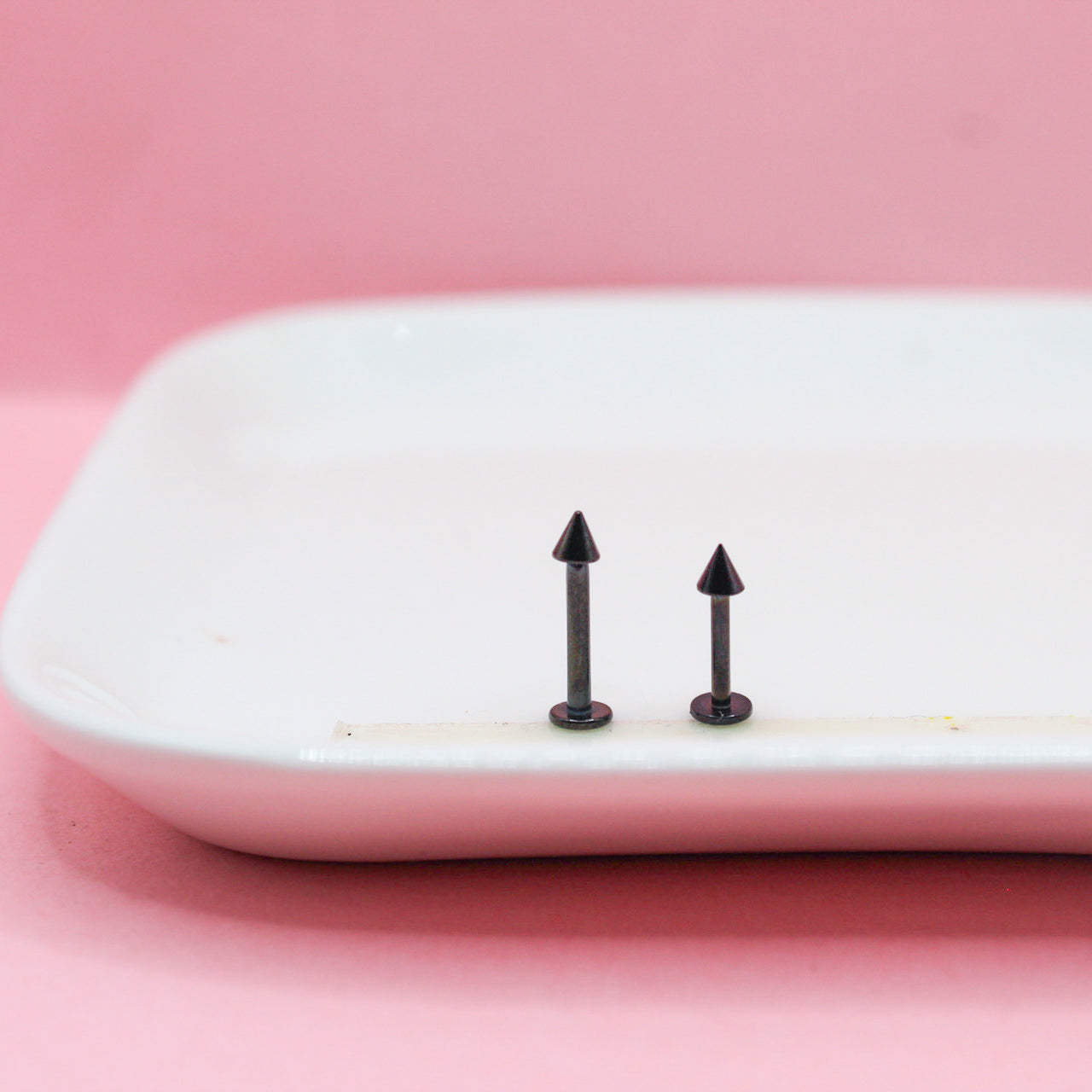 LABRET NEGRO PICO MEDIANO 316L