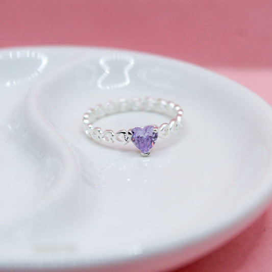 ANILLO ZIRCONIA CORAZÓN MORADO CON BANDA DE CORAZONES .925
