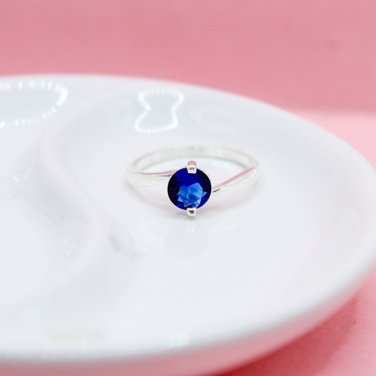 ANILLO ZIRCONIA AZUL REDONDA BANDA LISA TORCIDA .925